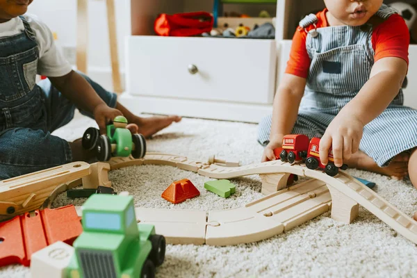 Små Barn Leker Med Järnväg Tåg Leksak — Stockfoto