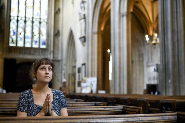 Mulher Católica Rezando Com Rosário Igreja — Fotografia de Stock