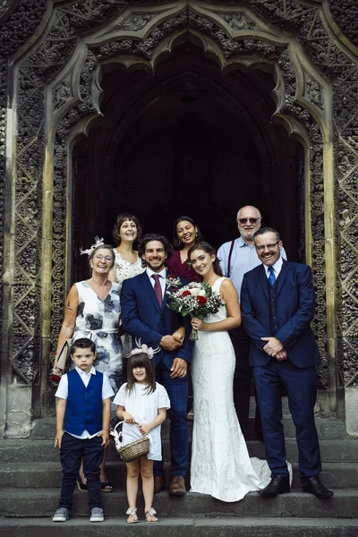 Frischvermählte Mit Ihrer Familie Außerhalb Der Kirche — Stockfoto