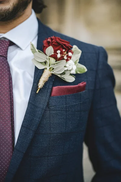 Nahaufnahme Eines Bräutigams Mit Einem Boutonniere — Stockfoto