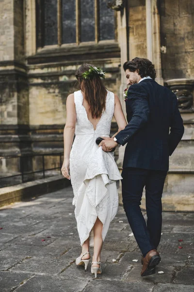 Bräutigam Hält Kleid Für Seine Braut — Stockfoto
