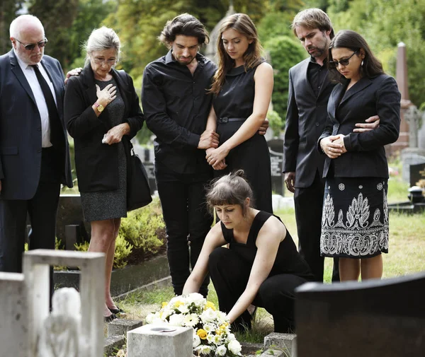 Família Colocando Flores Sepultura — Fotografia de Stock