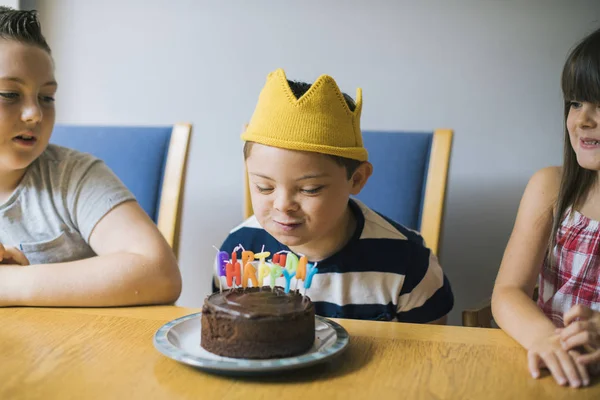 Leuke Jongen Viert Zijn Verjaardag — Stockfoto