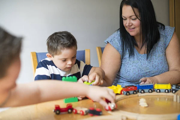 Mor Och Son Spelar Tillsammans Vid Ett Bord — Stockfoto