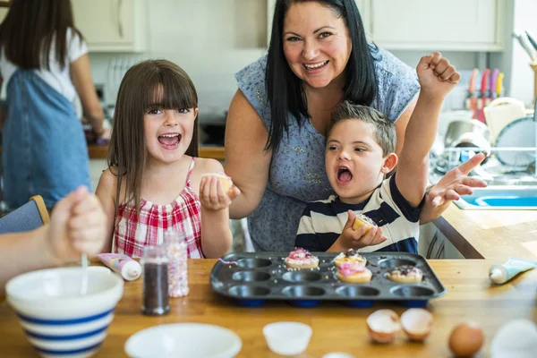 Gezin Met Verse Huisgemaakte Cucakes — Stockfoto