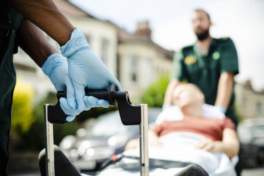 Sağlık görevlileri bir hasta için bir ambulans bir sedyeye taşıma