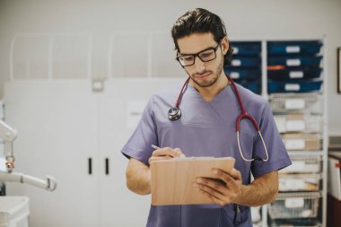 Hastanedeki yakışıklı genç doktor.