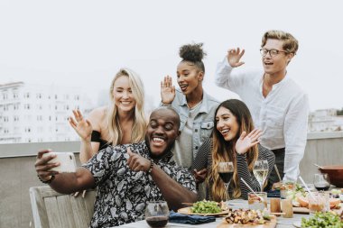 Bir selfie bir çatı partide alarak arkadaşlarından farklı grup