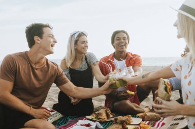 Çeşitli arkadaşlar kumsal partisi zevk