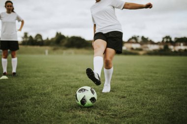 Bayan futbol oyuncular bir oyun oynuyor