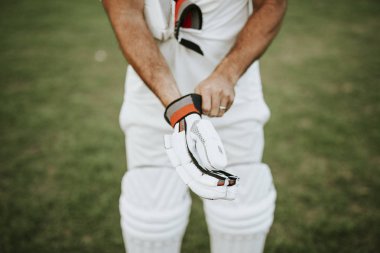 Kriket oyuncusu oynamak hazırlanıyor