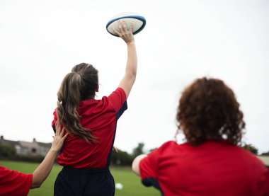 Kadın rugby oyuncusu bir top atma