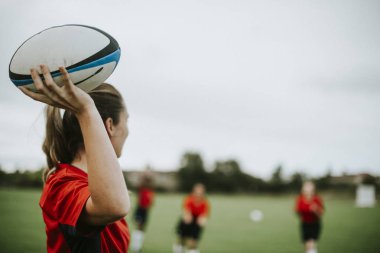 Bir top tutan kadın rugby oyuncusu