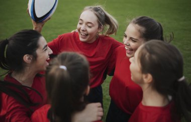 Neşeli genç rugby oyuncuları sahada