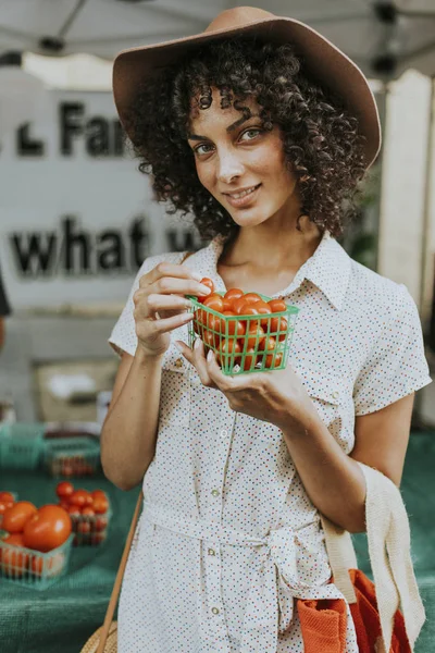 Hermosa Mujer Comprando Tomates Mercado Agricultores —  Fotos de Stock