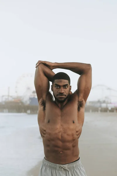 Fit Mens Het Strand Rekken — Stockfoto