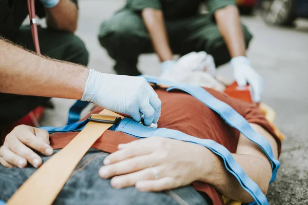 Парамедична Команда Рятує Критичного Пацієнта — стокове фото
