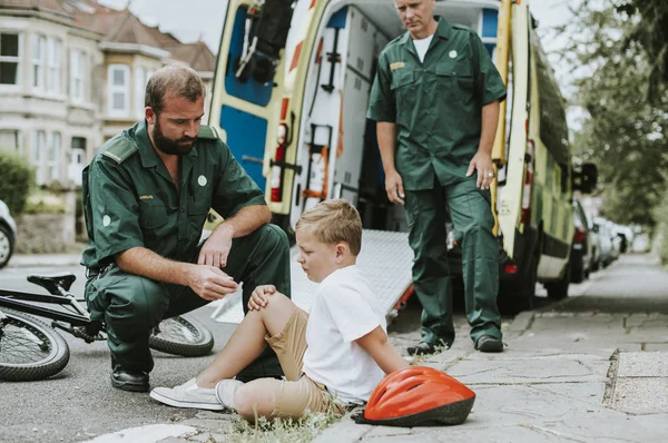 Blessé Garçon Obtenir Aide Des Ambulanciers — Photo