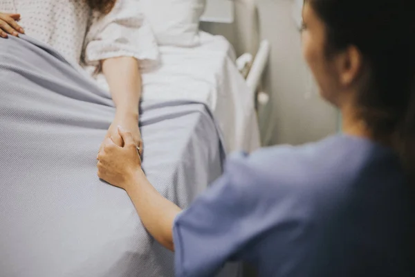 Enfermeira Segurando Sua Mão Pacientes — Fotografia de Stock