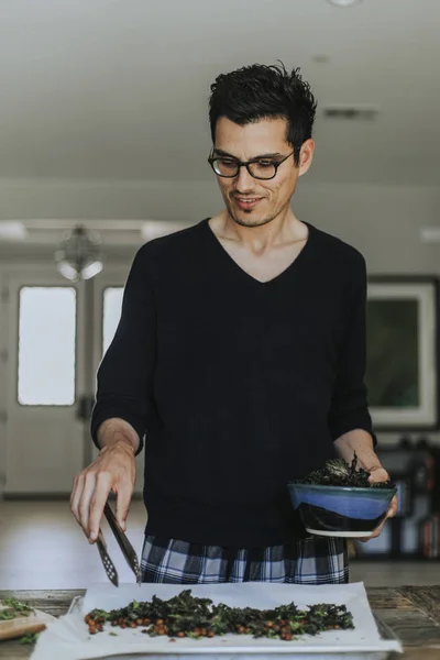 Man Die Gebakken Boerenkool Kikkererwten Voor Diner — Stockfoto