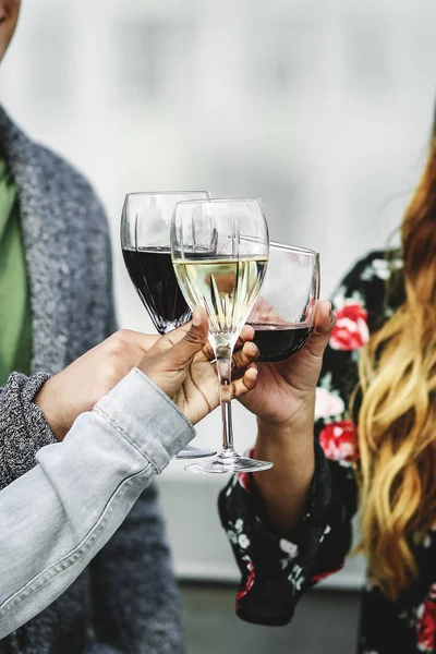Şarap ile toasting ve hafta sonu zevk arkadaş