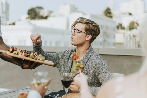 Homem Feliz Sendo Servido Com Espetos Churrasco — Fotografia de Stock