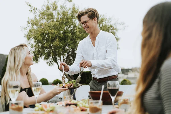 Homem Servindo Sua Salada Amigos Uma Festa Telhado — Fotografia de Stock