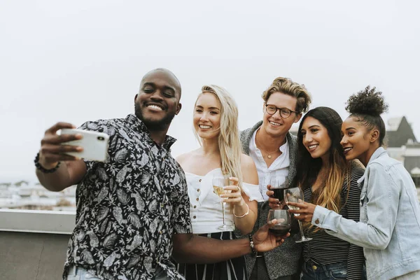 Diverso Grupo Amigos Tirando Uma Selfie Uma Festa Telhado — Fotografia de Stock