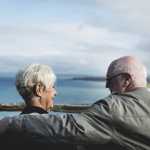 Senior Couple Enjoying View Ocean — Stock Photo, Image