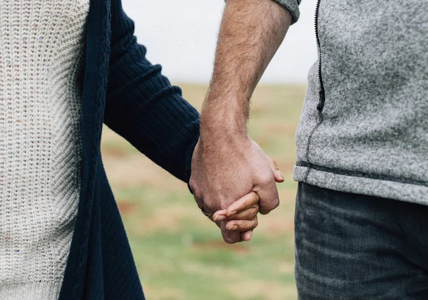 Nahaufnahme Eines Älteren Ehepaares Beim Händchenhalten — Stockfoto