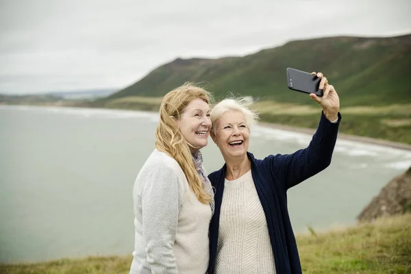 Seniora Kvinnor Som Tar Selfie Tillsammans — Stockfoto