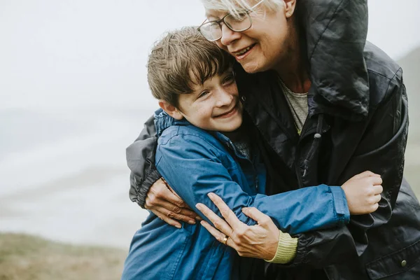 Feliz Abuela Abrazando Nieto — Foto de Stock