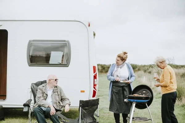 Femme Âgée Griller Viande Délicieuse — Photo