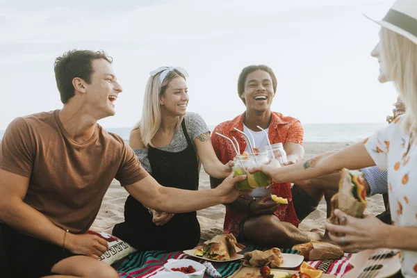 Diversos Amigos Desfrutando Uma Festa Praia — Fotografia de Stock