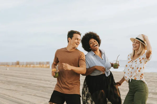 Amigos Bailando Divirtiéndose Playa — Foto de Stock