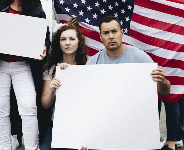 アメリカの国旗と空白のポスターを示す活動家のグループ — ストック写真