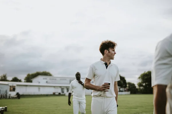 Игрок Крикет Держит Стаканчик Кофе — стоковое фото