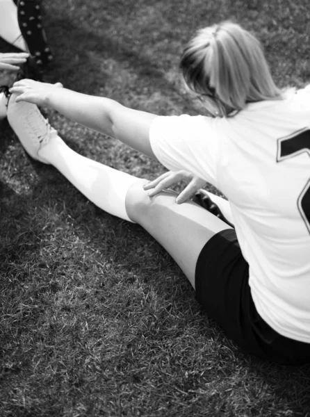 Jogadora Futebol Feminino Que Estende Antes Jogo — Fotografia de Stock