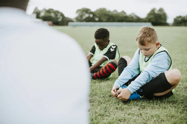 Jovens Crianças Futebol Que Alongam Campo — Fotografia de Stock