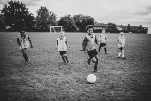 Equipe Futebol Júnior Jogando Campo — Fotografia de Stock