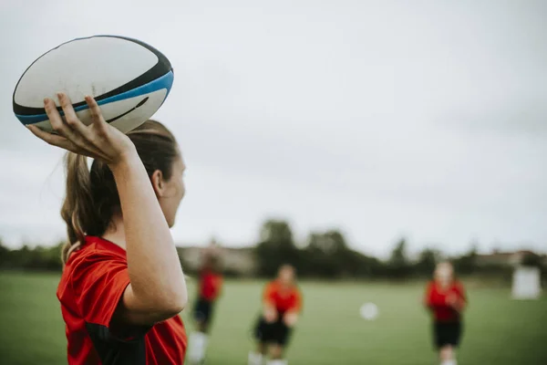 Jogadora Rugby Feminina Segurando Uma Bola — Fotografia de Stock