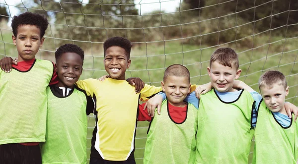 一緒に幸せな少年サッカーのチームに立って — ストック写真