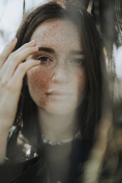 Retrato Uma Jovem Com Sardas — Fotografia de Stock