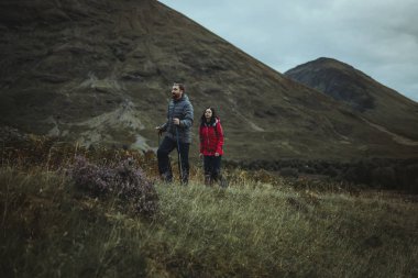 Glen Etive, İskoçya'da trekking çift