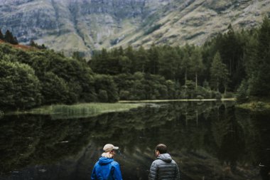 Riverside dağlık hazır arkadaşlar
