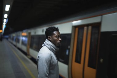 Tren kapıları açmak bekleyen adam