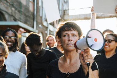 Bir protesto bir megafon ile Feminist