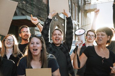 Neşeli protestocular şehirde yürüyor
