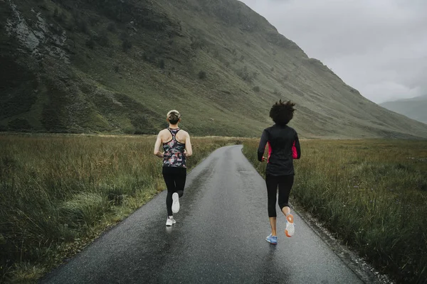 Przyjaciele Jogging Szkockich Highlands — Zdjęcie stockowe