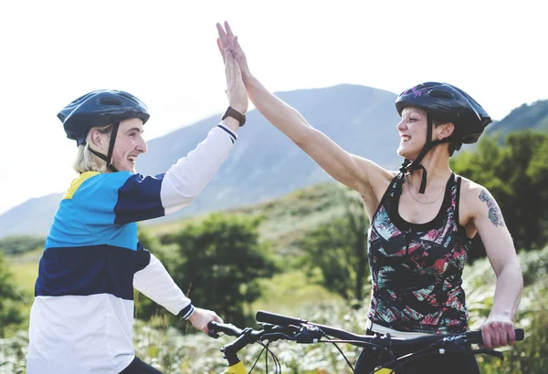 Ciclistas Dando Uns Aos Outros Alto Cinco — Fotografia de Stock